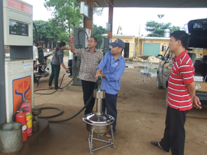 Đoàn tiến hành kiểm tra tại Trạm xăng dầu số 133- Tổng Công ty xăng dầu quân đội, xã Đông Lai (Tân Lạc).